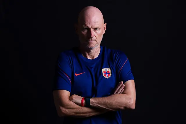 Stale Solbakken mira a la camara fijamente.