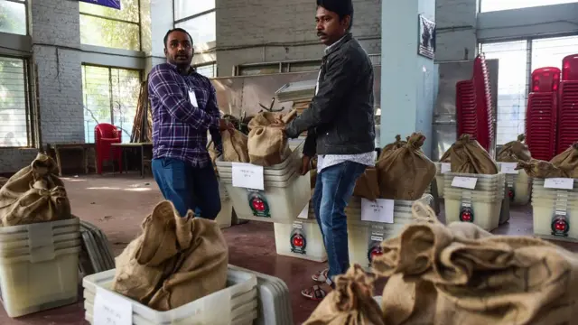 একটি কেন্দ্রের সব ব্যালট বস্তায় ভরে রিটার্নিং অফিসারের কার্যালয়ে পাঠান কেন্দ্রের প্রিজাইডিং অফিসার