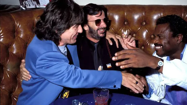 Хотя "пятым битлом" Билли Престон не стал, дружбу с музыкантами группы он сохранил на всю жизнь. Вместе с Джорджем Харрисоном и Ринго Старром после концерта в честь 50-летия Джона Леннона. 9 октября 1990 г.