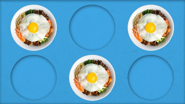 파란색 배경 위에 비빔밥이 올려져 있다.