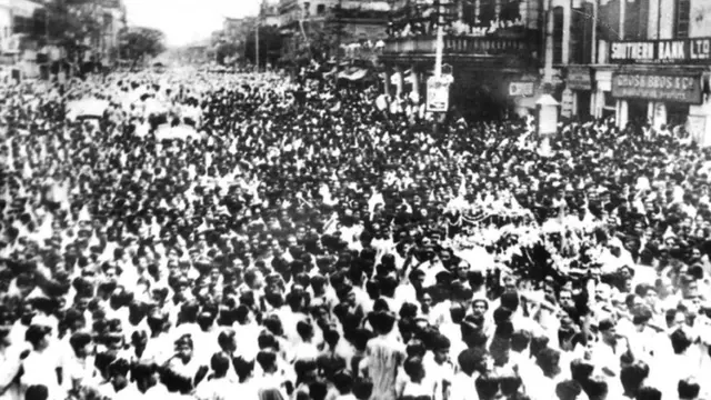 मुखर्जींना अखेरचा निरोप देण्यासाठी प. बंगाल मधील भवानीपूर येथे जमलेले लोक