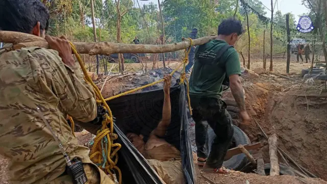 စစ်ခေါင်းဆောင် တပ်ရင်းမှူးအဖြစ် တာဝန်ကျ ဦးဆောင်ဖူးတဲ့ တပ်မဟာ ၁ သထုံခရိုင်၊ ဘီးလင်းမြို့နယ်ထဲက လေးကေစခန်းကို ဧပြီ ၁၂ ရက်မှာ သိမ်းခဲ့ပြီး အခြေအနေ