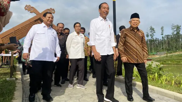 Prabowo Subianto, presidente eleito da Indonésia, à esquerda, Joko Widodo, presidente, centro, e Ma'ruf Amin, vice-presidente, visitam um reservatóriobrabet apostasNusantara