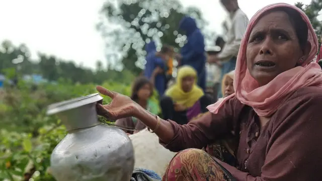 Ramiza Begam... Elinde kalan tek şeyin içi boş bir kap olduğunu söylüyor.