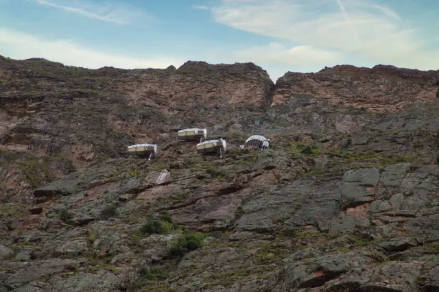 Skylodge Adventure Suites yang berada di tebing di atas Lembah Suci Peru.