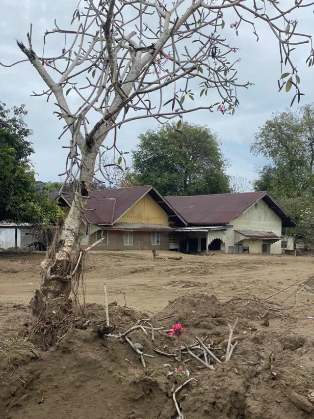 Rumah Arini Amalia di Meureudu, ibu kota Kabupaten Pidie Jaya, masih tertimbun lumpur pada Rabu (18/02). 