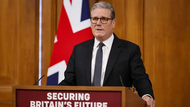 Thủ tướng Keir Starmer cho biết ông hối hận khi nói rằng Vương quốc Anh có nguy cơ trở thành "một hòn đảo của người lạ" trong bài phát biểu về vấn đề nhập cư