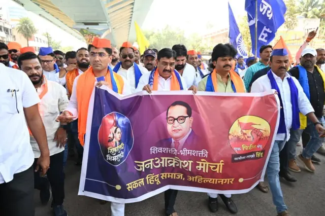 अहिल्यानगरमधील आमदार संग्राम जगताप यांनी "दिवाळीत धर्म बघून दुकानातून खरेदी करण्याचं" आवाहन केलं आणि ते एकाएकी चर्चेत आले. त्यांच्यासमवेत भाजपचे आमदार गोपिचंद पडळकर.