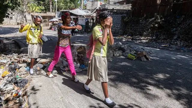 Niñas cruzando una calle con su madre