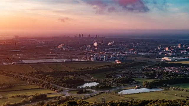 Paisagem com usina ao fundo