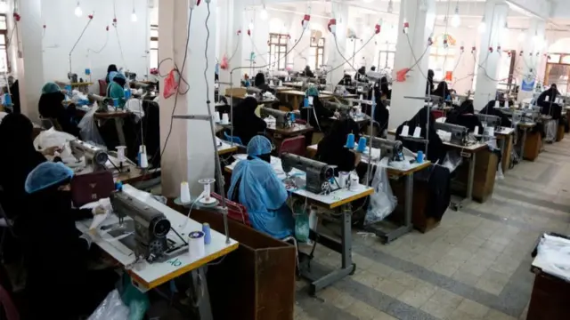 متطوعات يمنيات يقمن بخياطة أقنعة واقية كإجراءات وقائية ضد جائحة فيروس كورونا في معمل بصنعاء. اليمن 06. إبريل/نيسان 2020