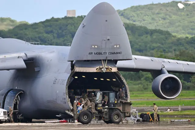Miembros de la Fuerza Aérea de los Estados Unidos descargan carga en el Aeropuerto José Aponte de la Torre, anteriormente la Estación Naval Roosevelt Roads, el 12 de septiembre de 2025, en Ceiba, Puerto Rico.