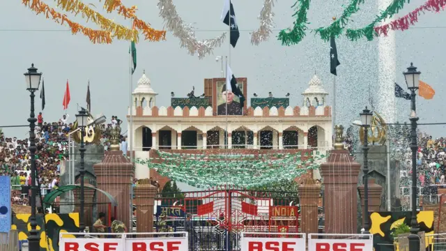 Dad badan ayaa u daawasho tagay mar calanka Pakistan laga surayay qalcadda Wagah oo ah marinka kaliya ee dhulka ee la'isaga gudbo Pakistan iyo Hindiya.