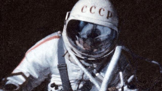 Alexei Leonov durante a caminhada espacialmega da virada1965