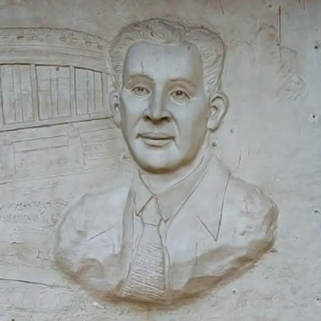 रोहा शहरात सी. डी. देशमुख यांचं भिंतीवर रेखाटलेलं शिल्प