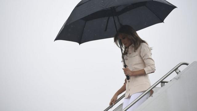 В літаку Меланія Трамп змінила куртку, яка викликала масову критику