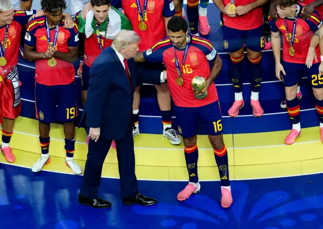 Donald Trump entrega la Copa del Mundo a Rodri el capitán español