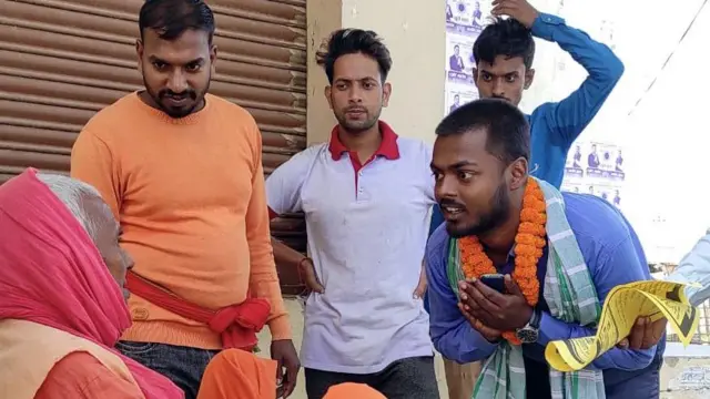 धनुषामा भोट भाग्दै एक उम्मेदवार