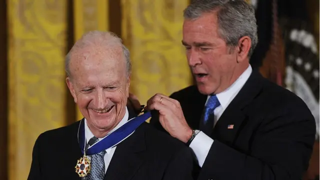 Gary Becker recebe a medalha do então presidente George W. Bush