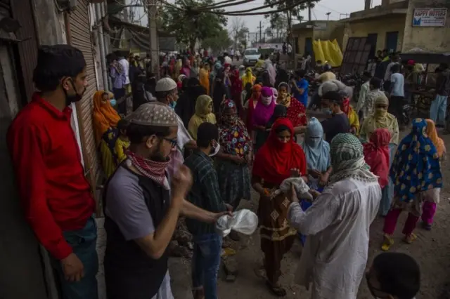 Hindistan'da fakirlere yemek dağıtılıyor