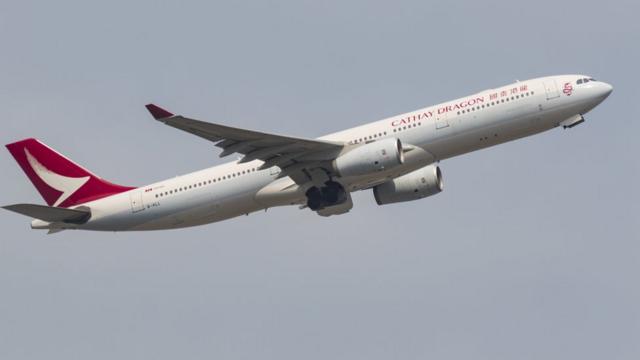 一架国泰港龙客机从香港国际机场起飞（9/3/2020）