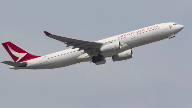一架國泰港龍客機從香港國際機場起飛(9/3/2020)