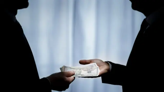 Pagar una casa en efectivo requiere fajos de billetes bastante más grandes que el de la foto.