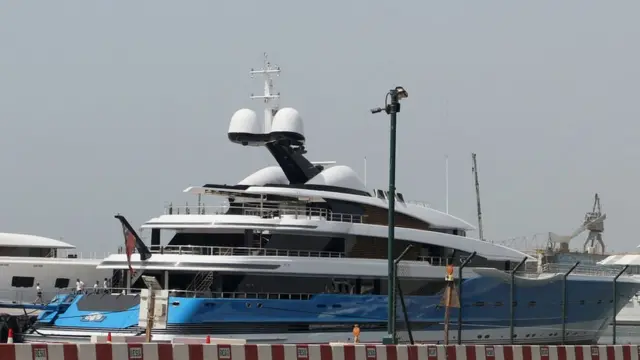 দুবাইয়ের আল রশীদ নৌবন্দরে নোঙ্গর করে আছে রুশ টাইকুন আন্দ্রেই ভ্লাদিমিরভিচ কখ-এর একপি প্রমোদতরী।