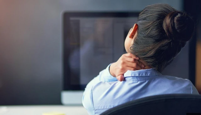 ผู้หญิงเอามือจับต้นคอ