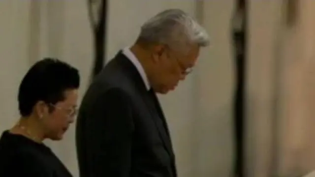 นายพิษณุ สุวรรณชฎ ถวายสักการะพระบรมศพควีนเอลิซาเบธที่ 2﻿