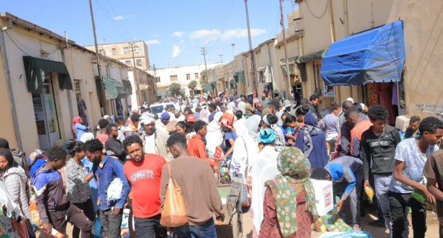 ካብን ናብን ማከል ሹቕ ዝኣትዉን ዝወጹን ዓዳጐ ክመላልስዎ ዝወዓሉ ጐደና እዩ