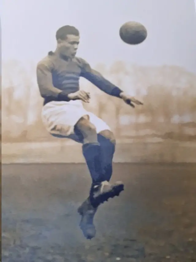 Jack Leslie jugando fútbol.