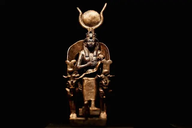 बाल होरसला दूध पाजणारी आयसिस (क्वीन्स ऑफ नाईल प्रदर्शन, नेदरलँड्स)