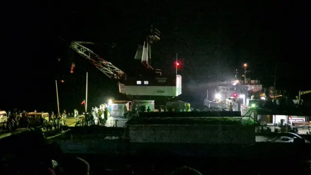 উদ্ধারকারী জাহাজ হামজার সাথে বাসটিকে রশি দিয়ে বেঁধে দেওয়া হয়েছে