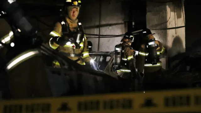 화재 현장 수색 중인 소방대원