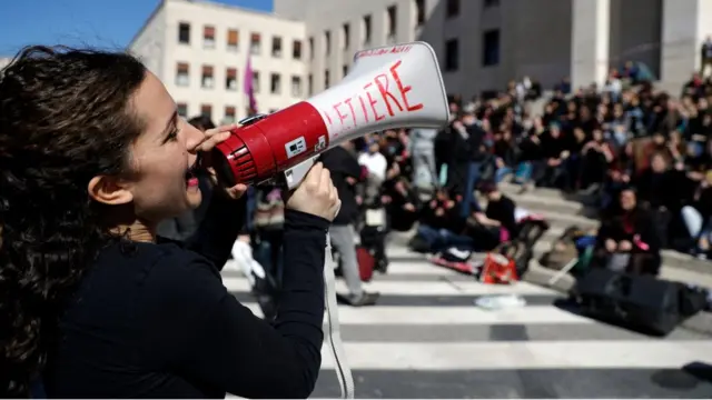 İtalya'da bir eylemci megafonla kitleye sesleniyor.