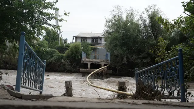 Ак-Буурадагы сел алып кеткен көпүрө