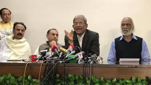 সংবাদ সম্মেলনে মির্জা ফখরুলসহ ঐক্যফ্রন্টের শীর্ষ নেতারা।