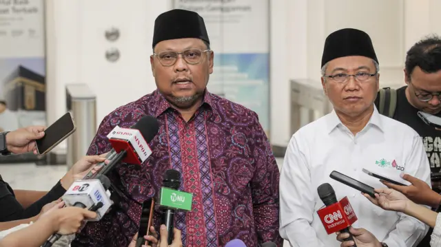 Mantan Sekjen PKB Lukman Edy (kiri) didampingi Ketua Lembaga Ta’lif wan Nasyr Pengurus Besar Nahdlatul Ulama (LTN PBNU) Ishaq Zubaedi Raqib (kanan) menyampaikan keterangan pers usai memenuhi panggilan PBNU di Jakarta, Rabu (31/07).