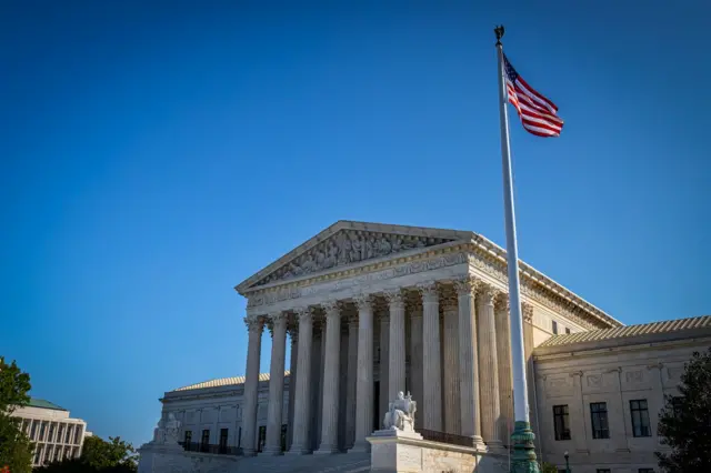 અમેરિકાની સુપ્રીમ કોર્ટે 1 એપ્રિલ 2026ના રોજ કેસની સુનાવણી હાથ ધરશે બંધારણના 14મા સુધારા હેઠળ અમેરિકાએ લગભગ 160 વર્ષથી અમેરિકન ભૂમિ પર જન્મેલી કોઈપણ વ્યક્તિને આપોઆપ નાગરિકત્વની ખાતરી આપી છે. પરંતુ અમેરિકાના રાષ્ટ્રપતિ ટ્રમ્પ તેને હઠાવવા માગે છે. બીબીસી ગુજરાતી, ગુજરાત ભારત એનઆરઆઈ એનઆરજી ગ્રીન કાર્ડ વિઝા એચવન બી વિઝા