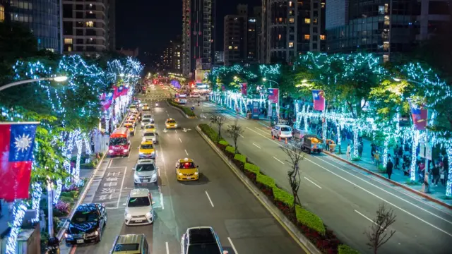 台灣新北市的街道都掛滿了聖誕燈飾