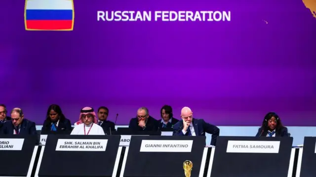 Encontro da Fifa com bandeira da Rússia ao fundo