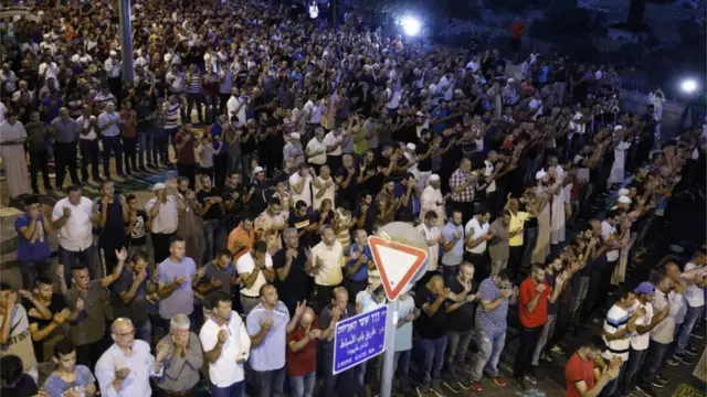 فلسطينيون يصلون خارج بوابة "الأسباط"