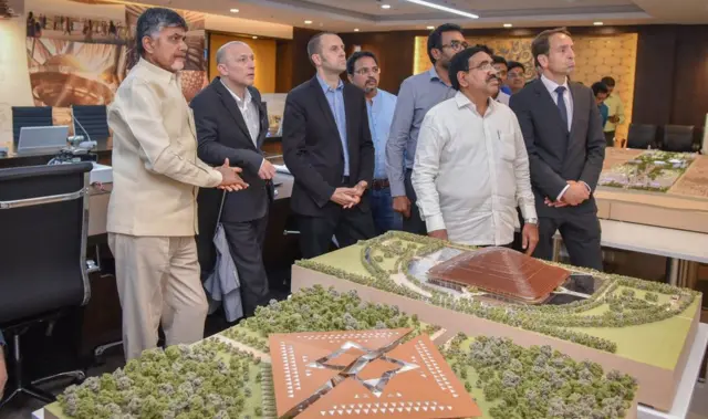 అమరావతి నమూనాను పరిశీలిస్తున్న చంద్రబాబునాయుడు