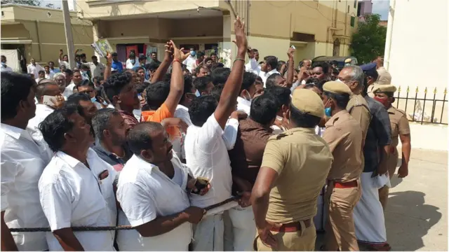 ரெய்டு நடக்கும் வீட்டுக்கு எதிரே.