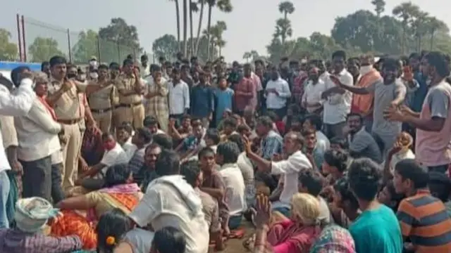 ఫార్మా కంపెనీ నిర్మాణాలపై స్థానికులు దాడి చేసి విధ్వంసం సృష్టించారు