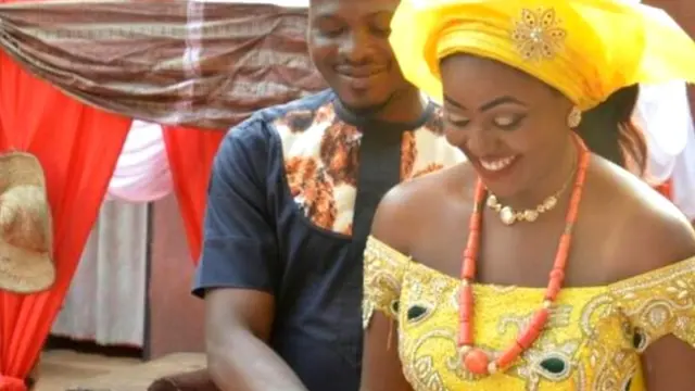 Ezi n'ụlọ ha abụọ nyere ha ngozi na kwado maka mkpebị ha mere ị lụ dị na nwunye