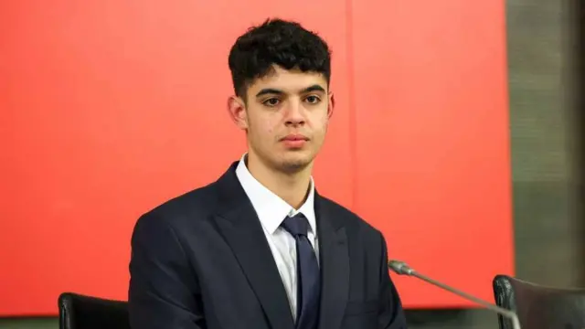 Berkay Gezgin masada oturuyor