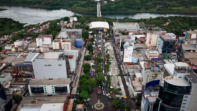 Fila de carros em Ciudad del Este em direção ao Brasil