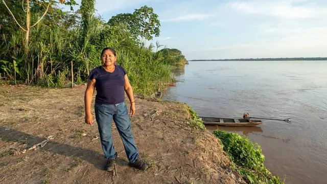 Mari Luz Canaquiri junto al Río Marañón
